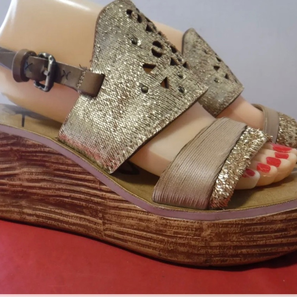 OTBT cut out leather gold wedge sandals size 7.5 - Picture 10 of 10